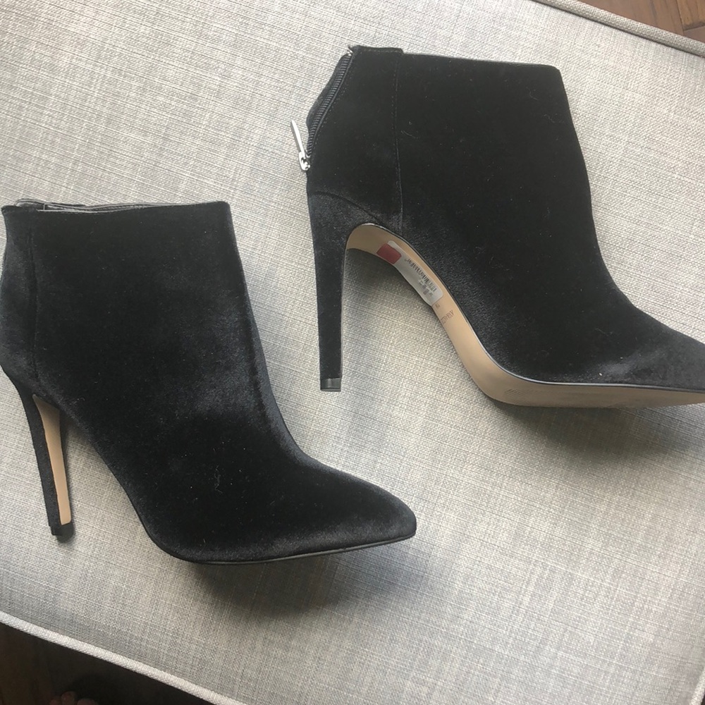 Ava & Aiden Black Velvet Bootie size 11 NWT